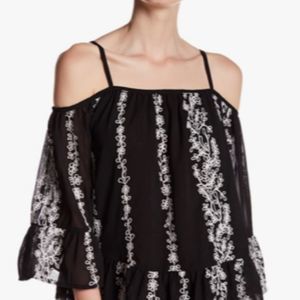 Romeo&Juliet Cold Shoulder Embroidered Top sz M